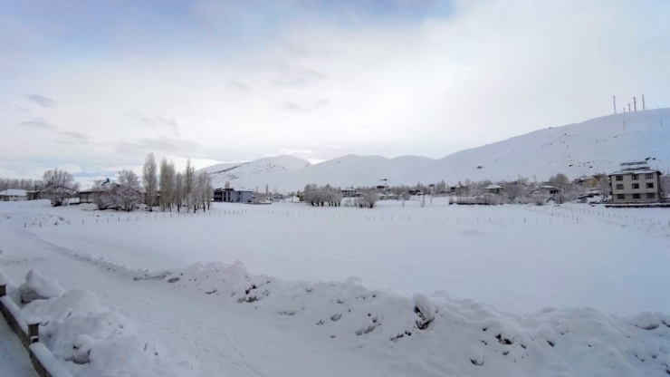 Karlıova Mart Ayına Da Karla Uyandı