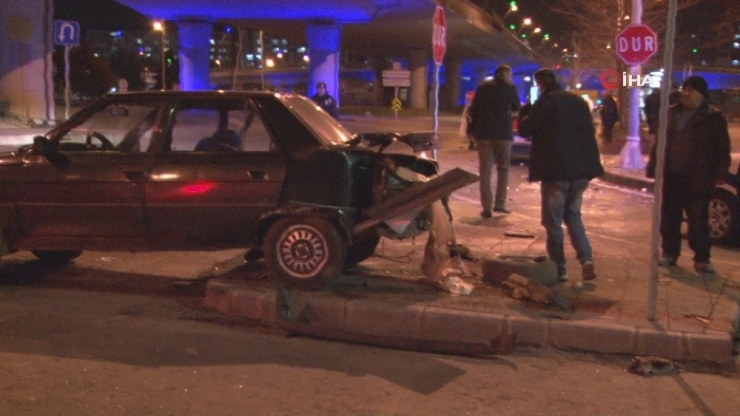 Otomobiller Kavşakta Çarpıştı: 4 Yaralı