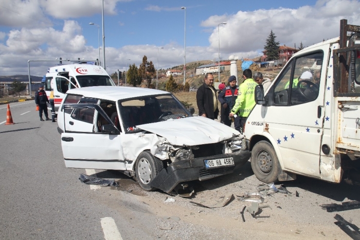 Kırıkkale’de Otomobil İle Pikap Çarpıştı: 1’i Çocuk, 3 Yaralı