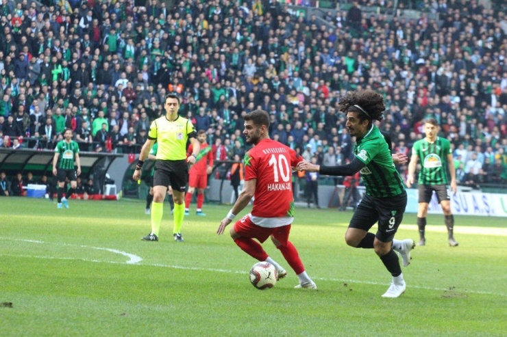 Kocaelispor, 3 Puanı Seyirci Rekoru İle Aldı