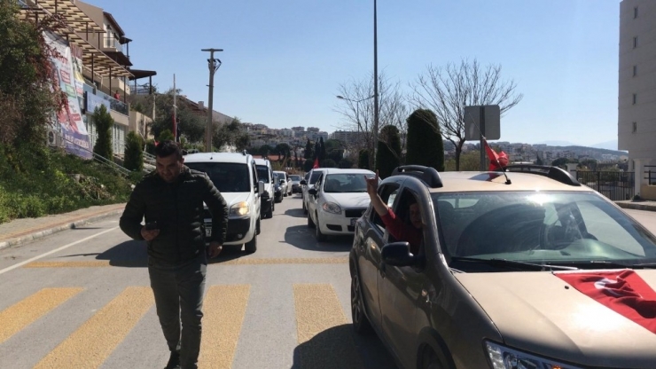 Kuşadalılar Şehitler İçin Araçlarıyla Konvoy Yaptı