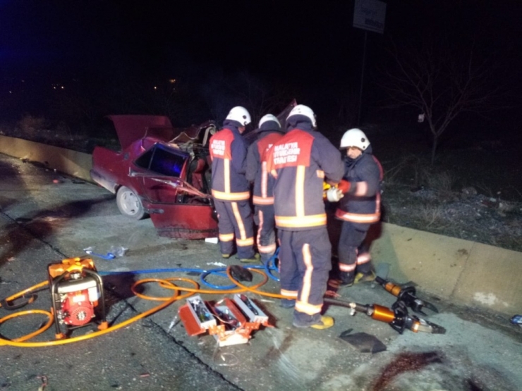 Otomobil Tıra Çarptı: 1 Ölü, 1 Yaralı