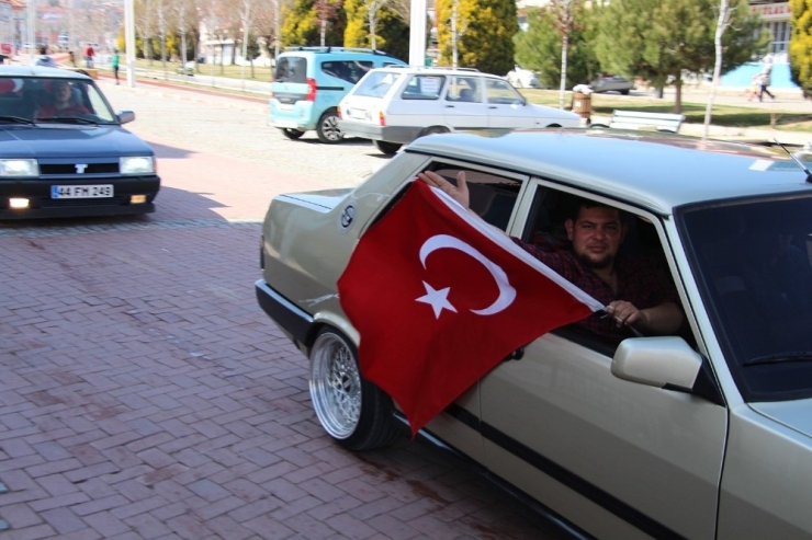 Otomobil Tutkunları Şehitler İçin Konvoy Yaptı