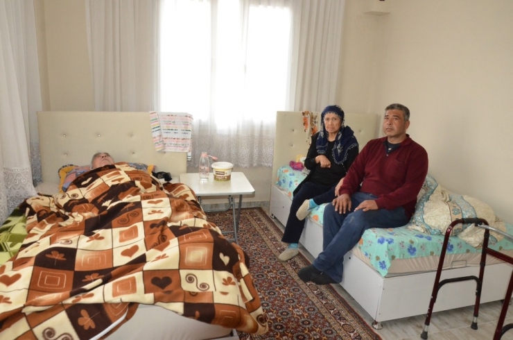 Felçli Çiftin Evinin Önü Ambulans İçin Asfaltlandı