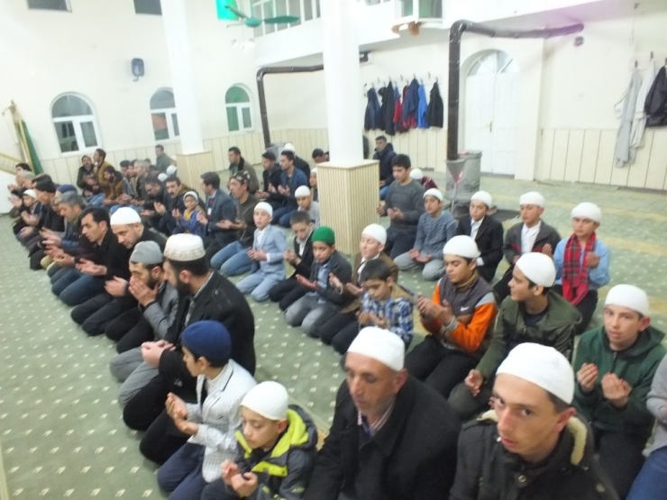 Yatsı Namazında Eller Semaya Şehitler İçin Açıldı