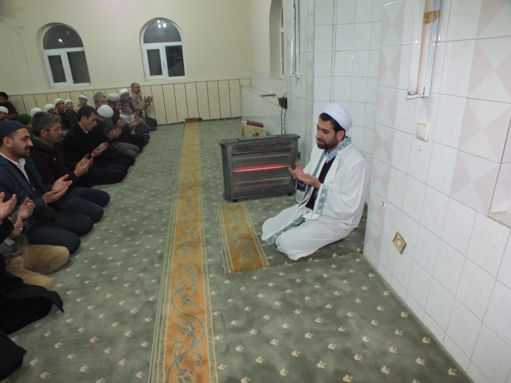 Yatsı Namazında Eller Semaya Şehitler İçin Açıldı