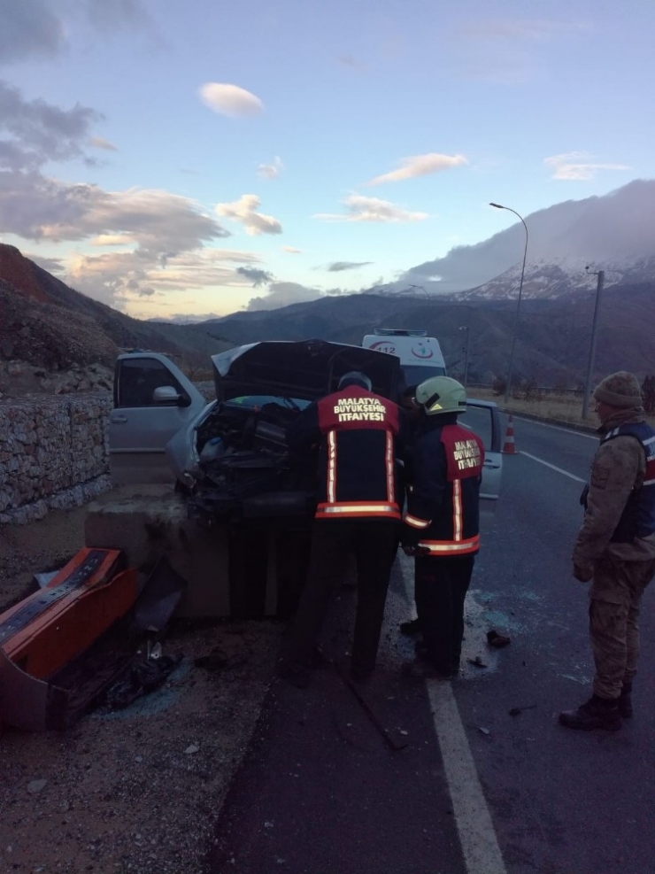 Otomobil Rögar Bacasına Çarptı: 6 Yaralı