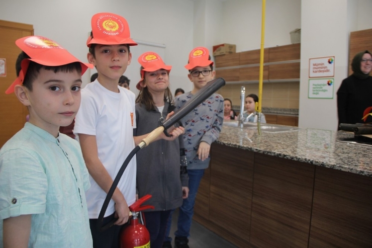 Öğrenciler Sivil Savunma Günü’nde Tatbikat Gerçekleştirdi