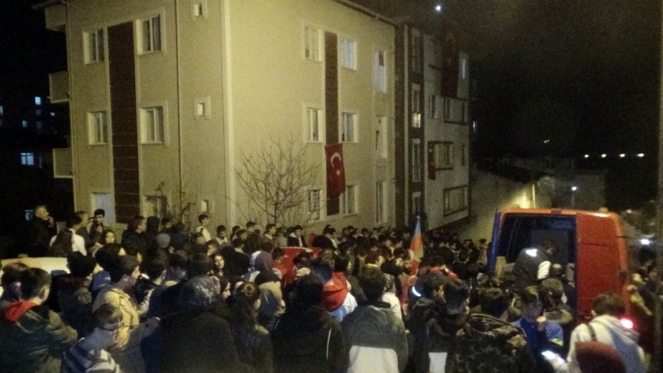Sancaktepe’de Yüzlerce Kişi Şehit Emre Baysal’ın Evine Yürüdü