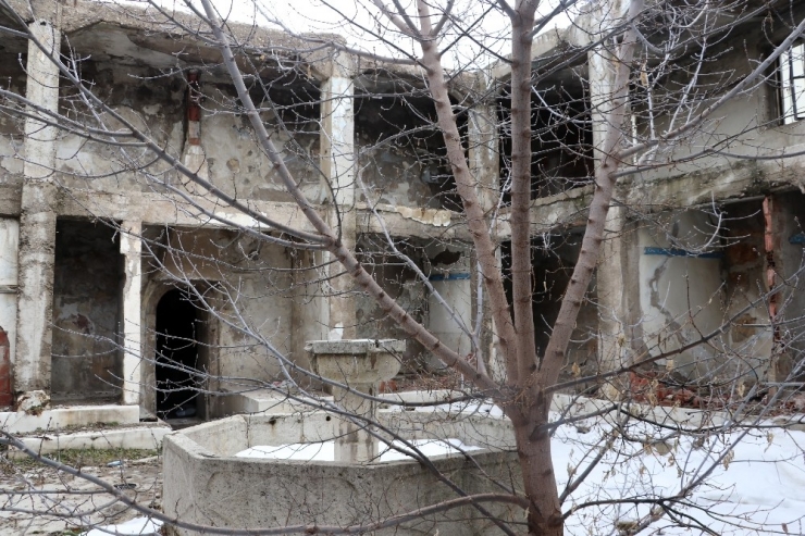 Sivas’taki Tescilli Eser Madde Bağımlılarına Mesken Oldu