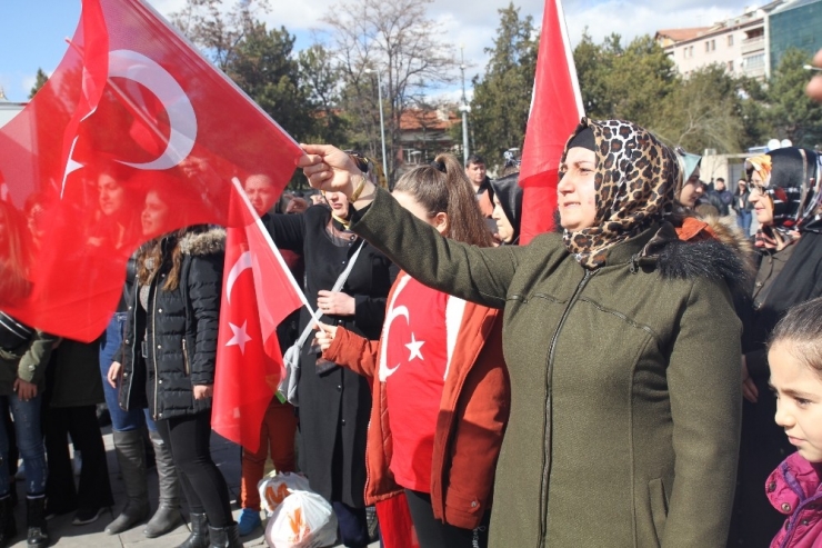 Kırıkkale’de Bayrağını Alan Meydana Koştu