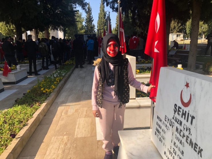 Yüzüne Türk Bayrağı Çizen Küçük Kız Şehitler İçin Dua Etti