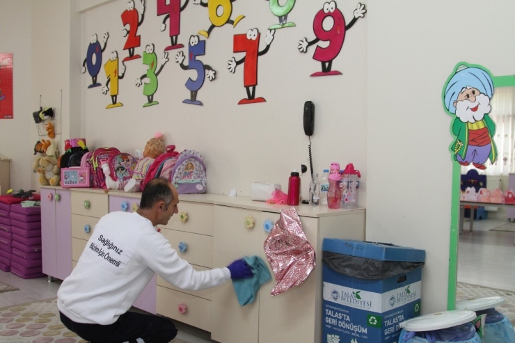 Talas’ta Okullar Periyodik Olarak Temizleniyor