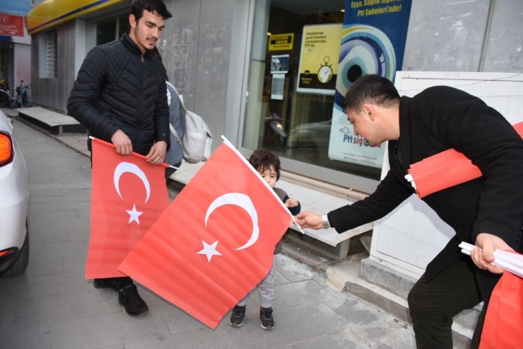 Tarsus’ta Belediye Tarafından Vatandaşlara Türk Bayrağı Dağıtıldı