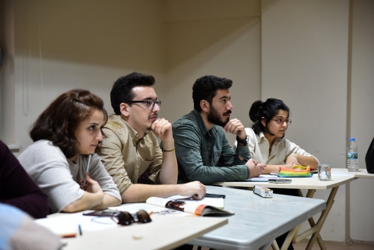 Gençler Dil Öğrenmenin Mutluluğunu Yaşıyor