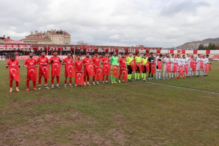 Futbolcular Ve Hakemler Maça Türk Bayraklarıyla Çıktı