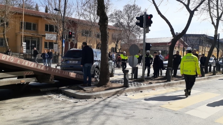 Uşak’ta Kırmızı Işık İhlali Kaza Getirdi: 1 Yaralı