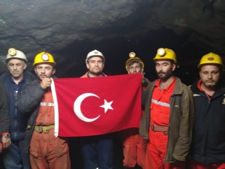 Üç Aydır Maaşlarını Alamayan İşçiler Maden Ocağından Çıkmıyorlar