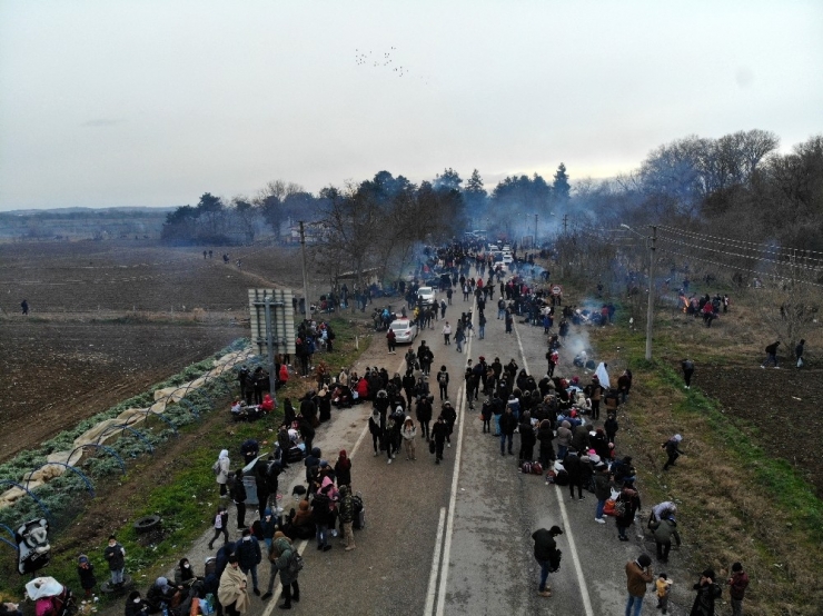 Göçmenlerin Sınır Kapılarında Umut Dolu Bekleyişi Sürüyor