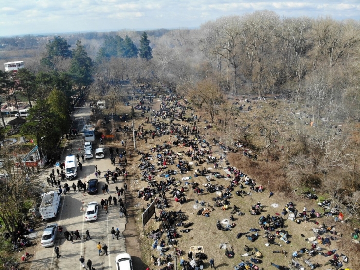 Göçmenlerin Sınır Kapılarında Umut Dolu Bekleyişi Sürüyor