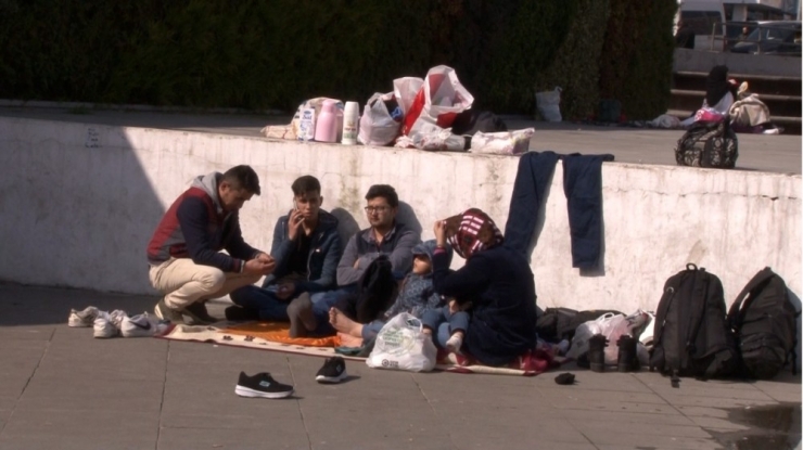Zeytinburnu’dan Sınır Kapılarına Mülteci Hareketliliği Devam Ediyor