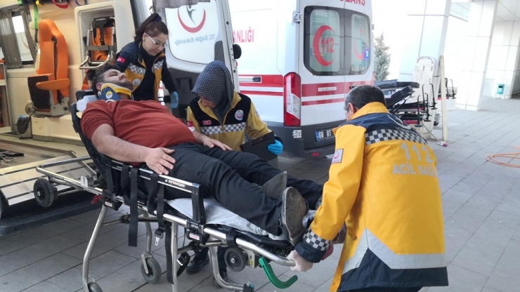 Aksaray’da Kamyonet Refüje Devrildi: 1 Yaralı