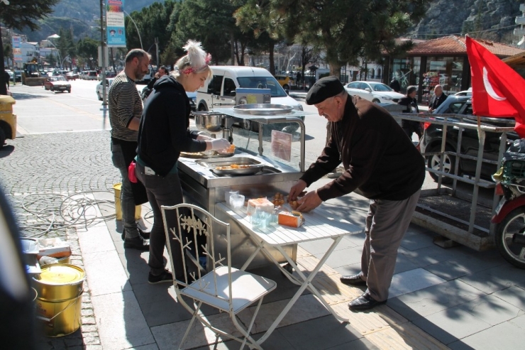 Şehitler İçin Lokma Dağıtıldı