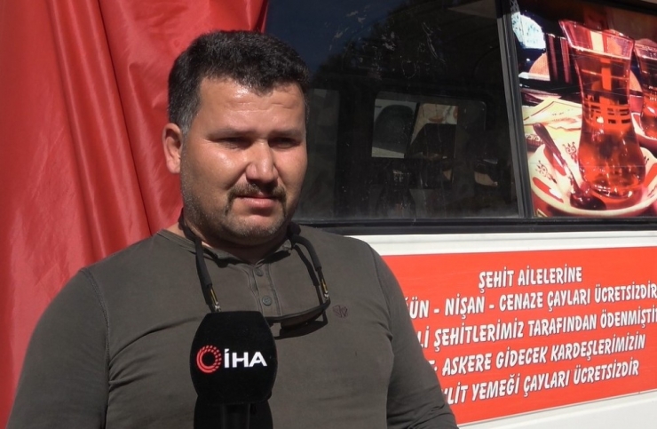 Antalya’da Seyyar Çaycıdan Duygulandıran Hizmet