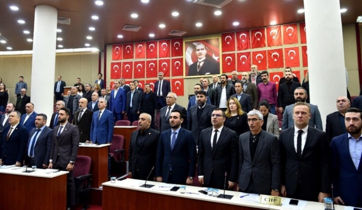 Avcılar Belediye Meclisi 34 Bayrakla Şehitleri Andı