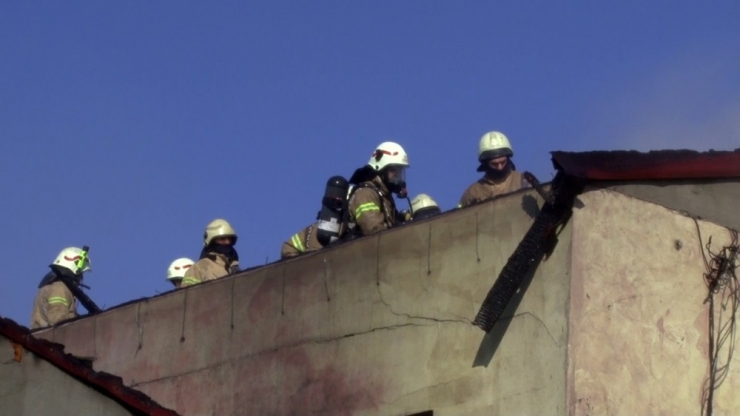 Avcılar’da İki Binanın Çatı Katı Alev Alev Yandı