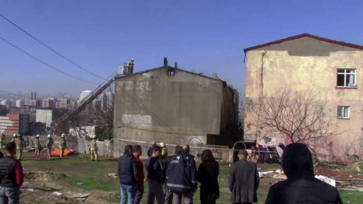 Avcılar’da İki Binanın Çatı Katı Alev Alev Yandı