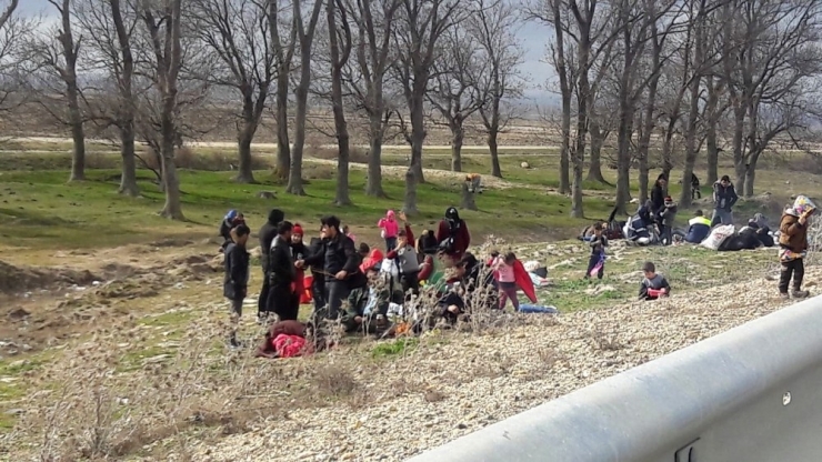 Göçmenler İpsala’dan Sınıra Doğru İlerliyor