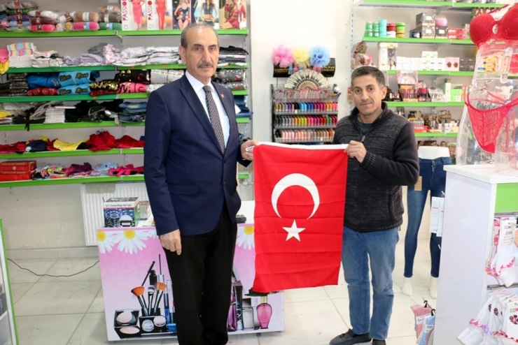 Akçakale’de Vatandaşlara Türk Bayrağı Dağıtıldı