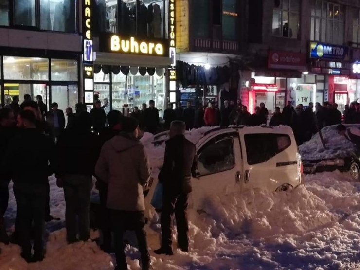 Çatıdan Düşen Kar Kütlesi Araçları Kullanılamaz Hale Getirdi