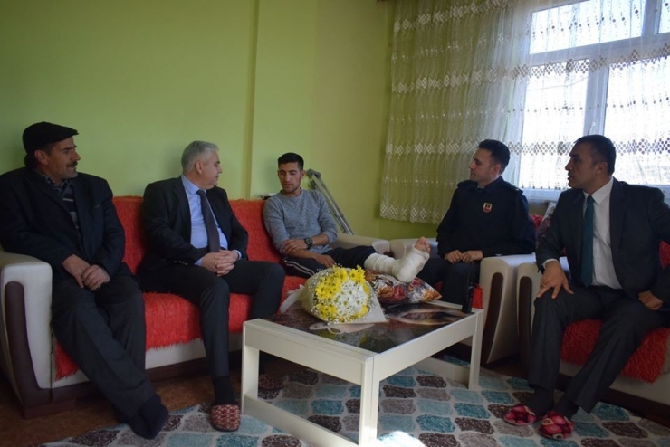 Kaymakam Aksoy’dan Yaralı Askere Moral