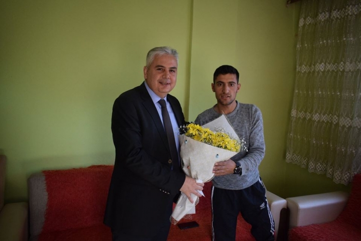 Kaymakam Aksoy’dan Yaralı Askere Moral