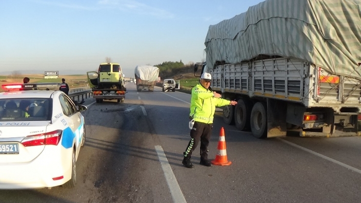 Önünde Giden Araca Çarptı, Ağır Yaralandı