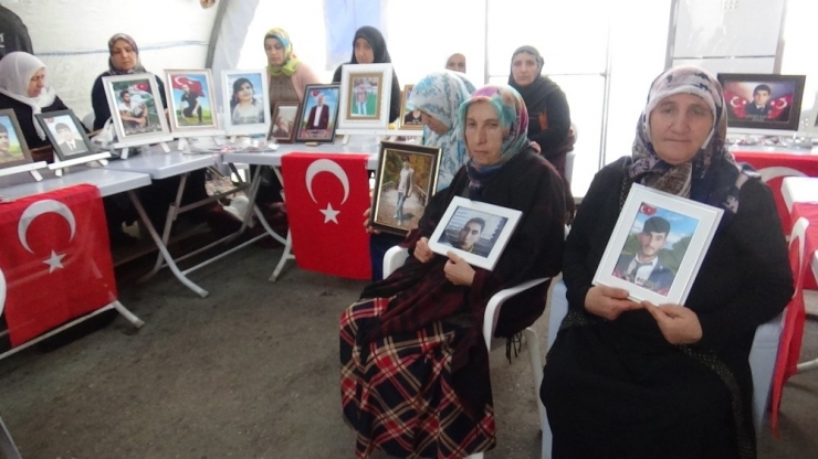 Hdp Önündeki Ailelerin Evlat Nöbeti 182’nci Gününde