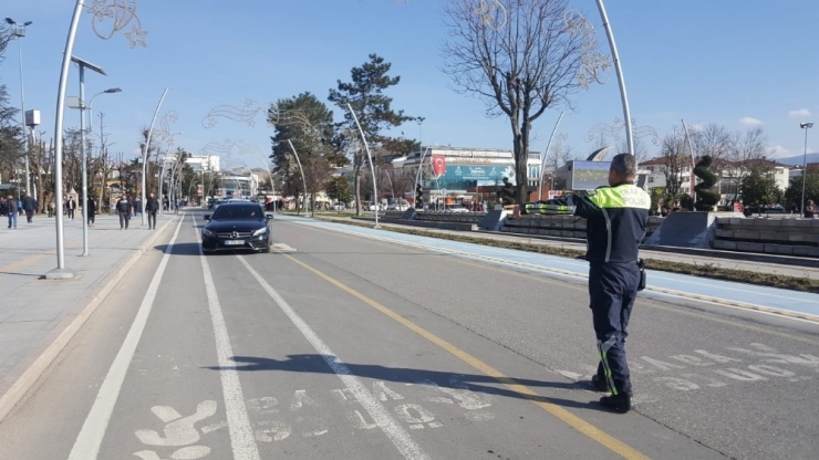 Polisler Yaptıkları Uygulamada İki Saatte 212 Araç Kontrol Edildi