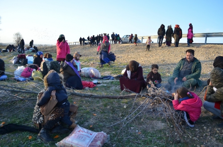 Sınıra Akın Eden Göçmenler Ateş Yakarak Isınıyor