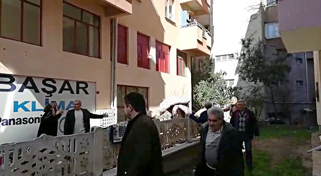 Apartmanda Aşağıya Düşmek Üzere Olan Kadını Komşusu Kurtardı