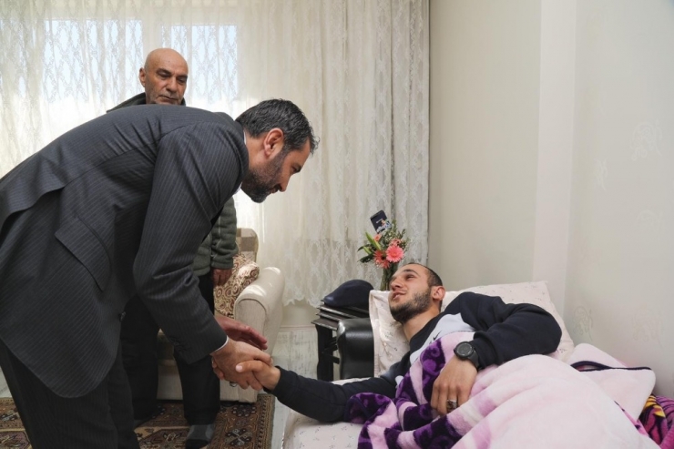 Başkan Şerifoğulları, İdlib Gazisi Yüce’yi Ziyaret Etti