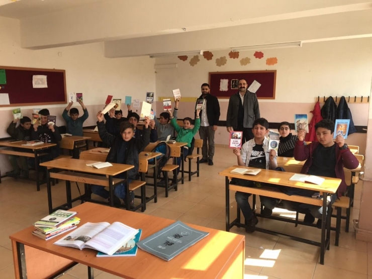 Üniversite Öğrencilerinden Silvan’a Kitap Desteği