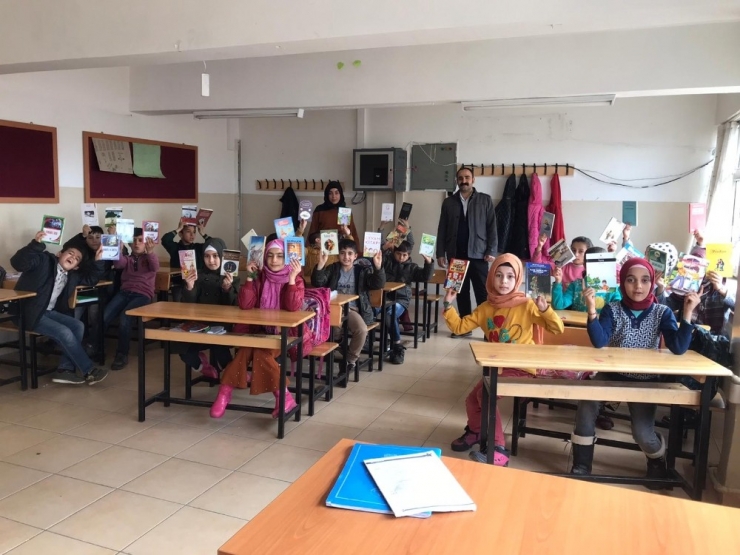 Üniversite Öğrencilerinden Silvan’a Kitap Desteği