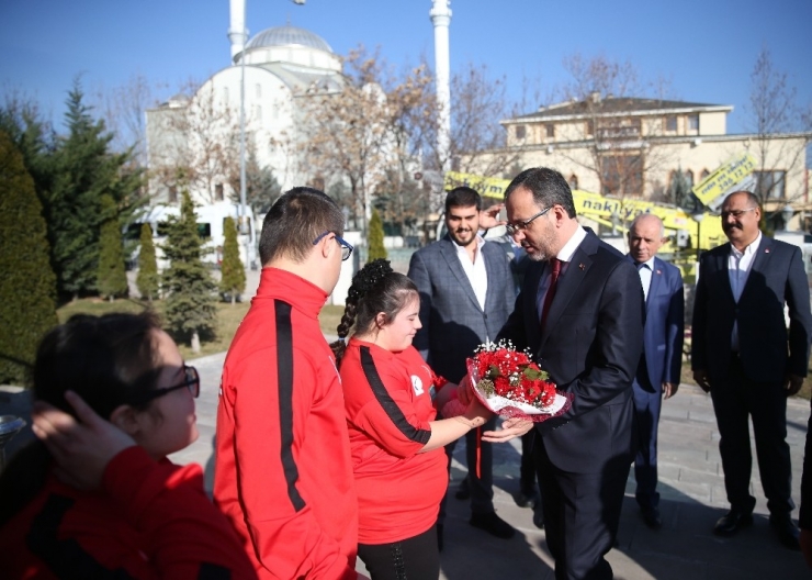 Bakan Kasapoğlu, Özel Sporcular İle Bir Araya Geldi