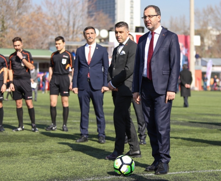 Bakan Kasapoğlu, Kamu Futbol Turnuvası’nın Başlama Vuruşunu Yaptı