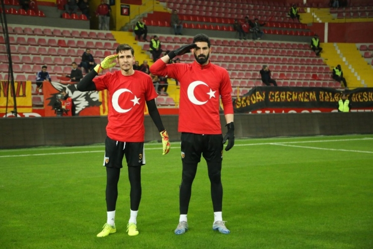 Kayserispor Isınmaya Ay-yıldızlı Tişörtle Çıktı