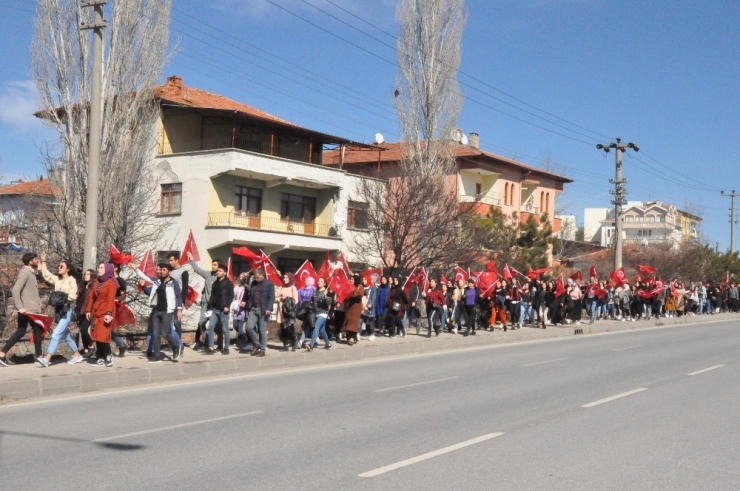 Sungurlu’da Öğrenciler Şehitler İçin Yürüdü