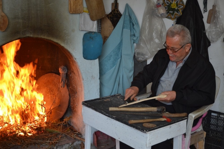 Ağacı Oyarak Sanata Dönüştürüyor