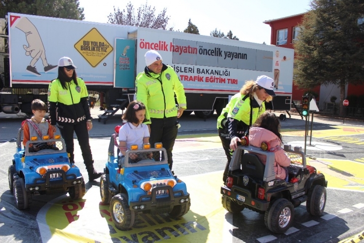 Çocuklar Uygulamalı Trafik Eğitimiyle Bilinçlendiriliyor